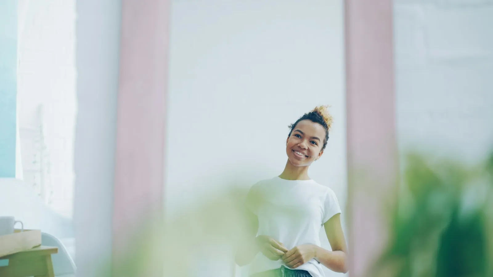 Mujer sonriente con luz natural