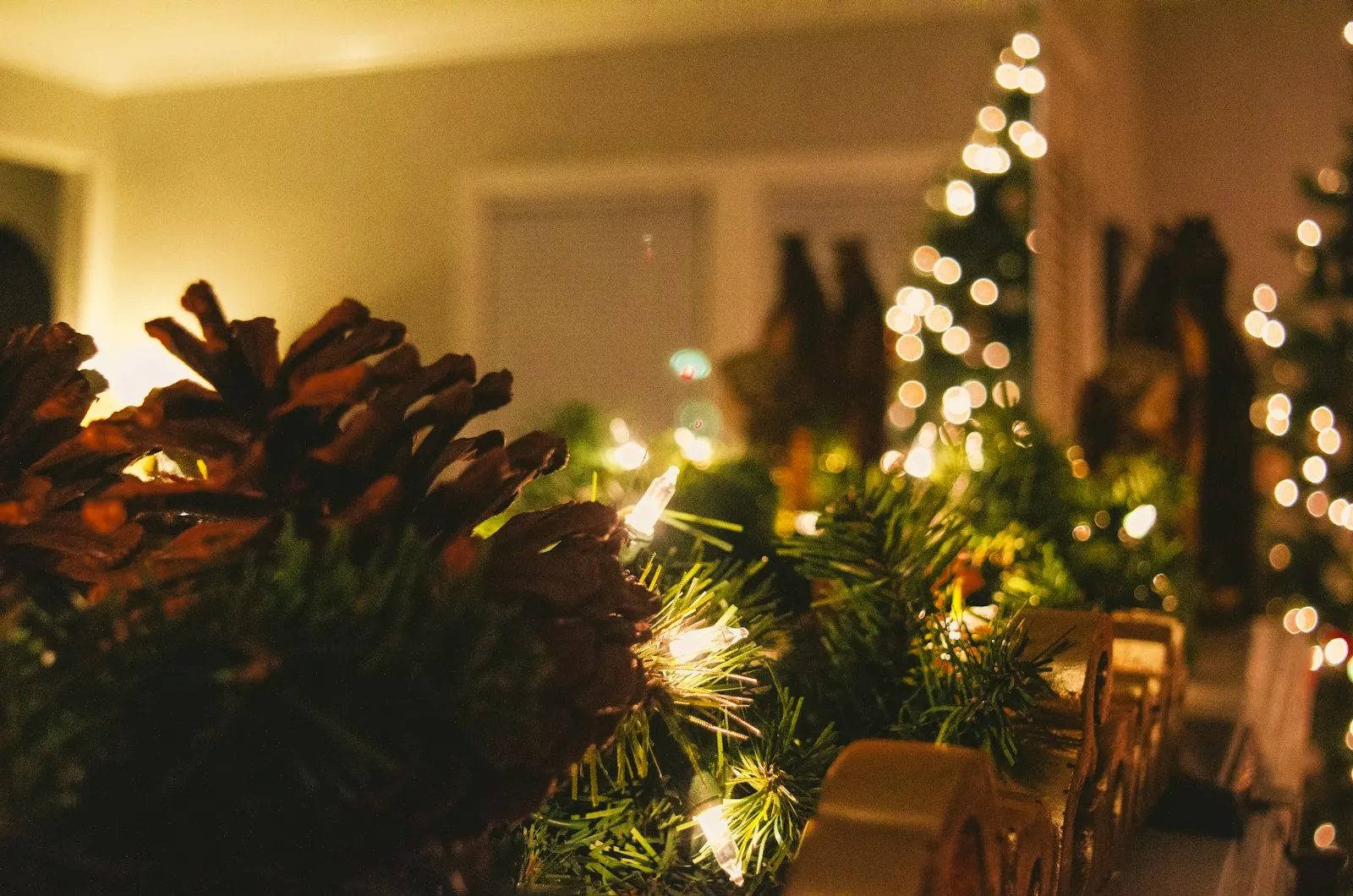 Adornos navideños con luces cálidas