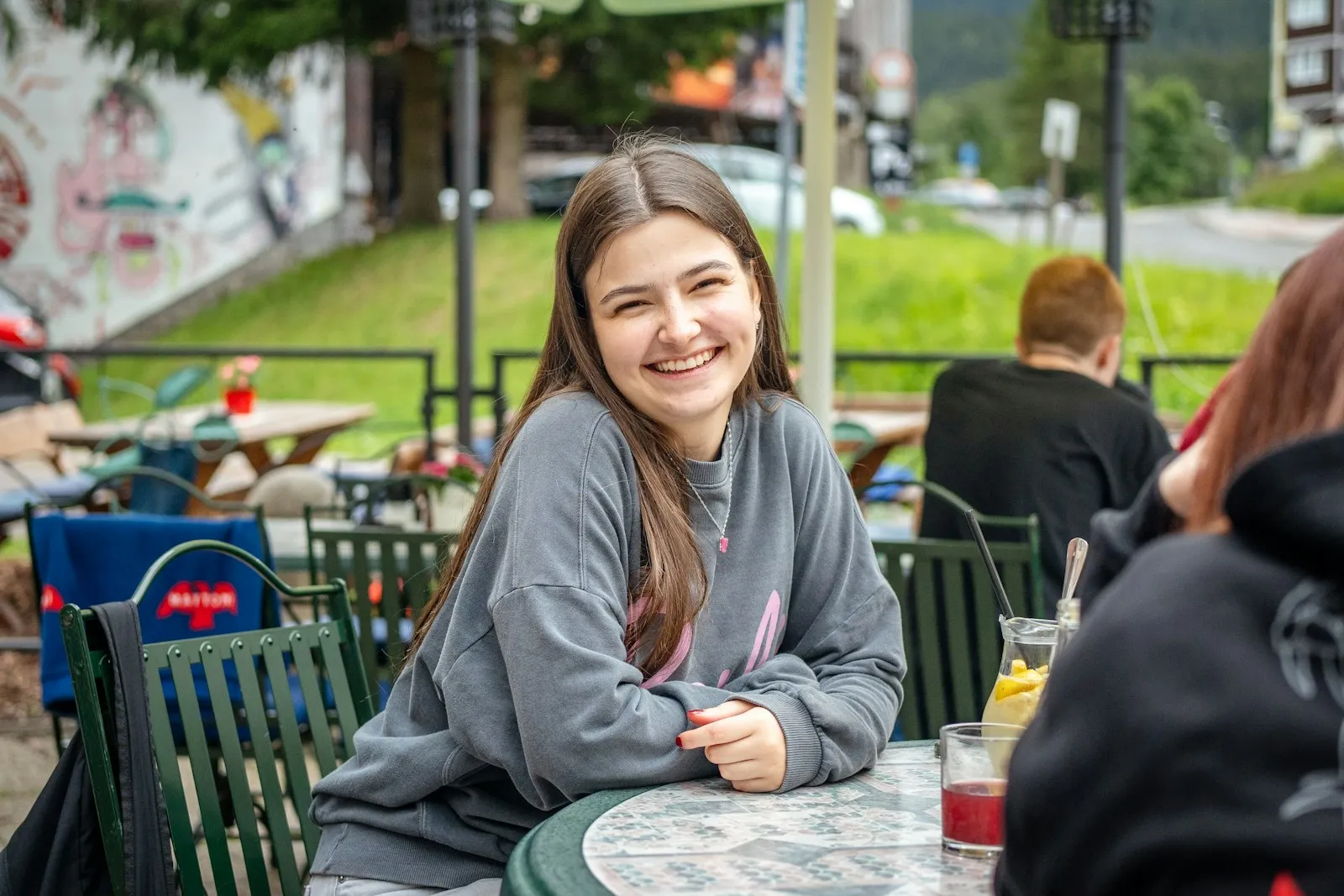 Joven sonriendo en una terraza