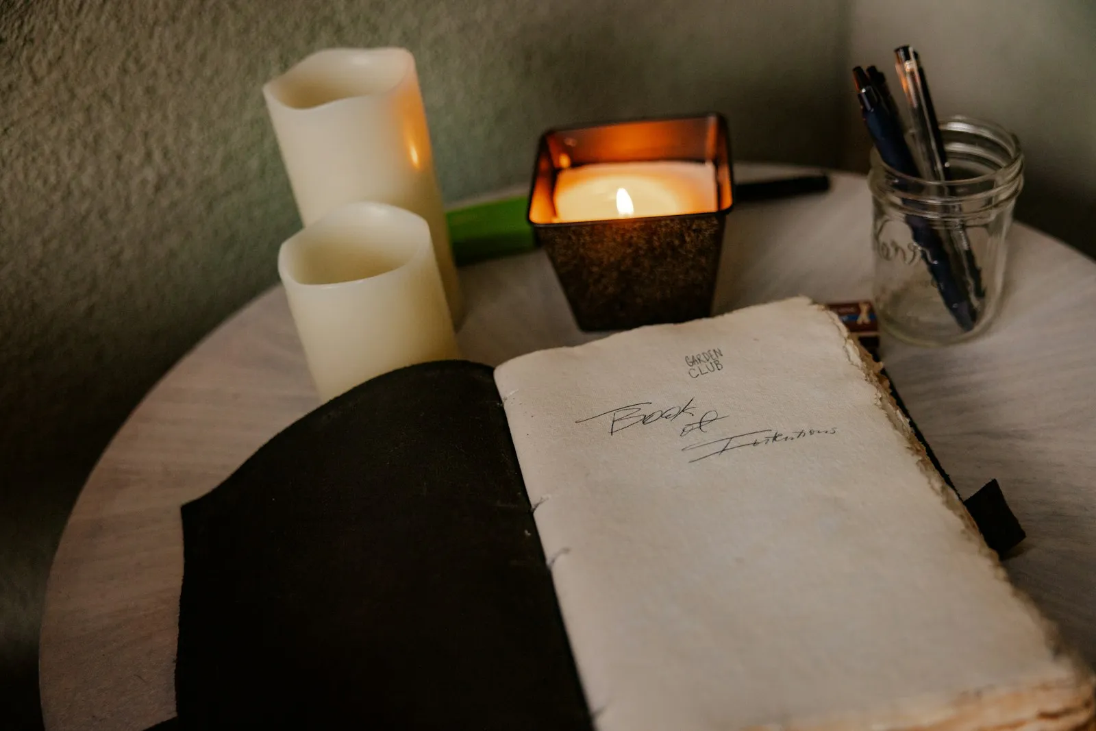 Cuaderno y velas para escribir una reflexión
