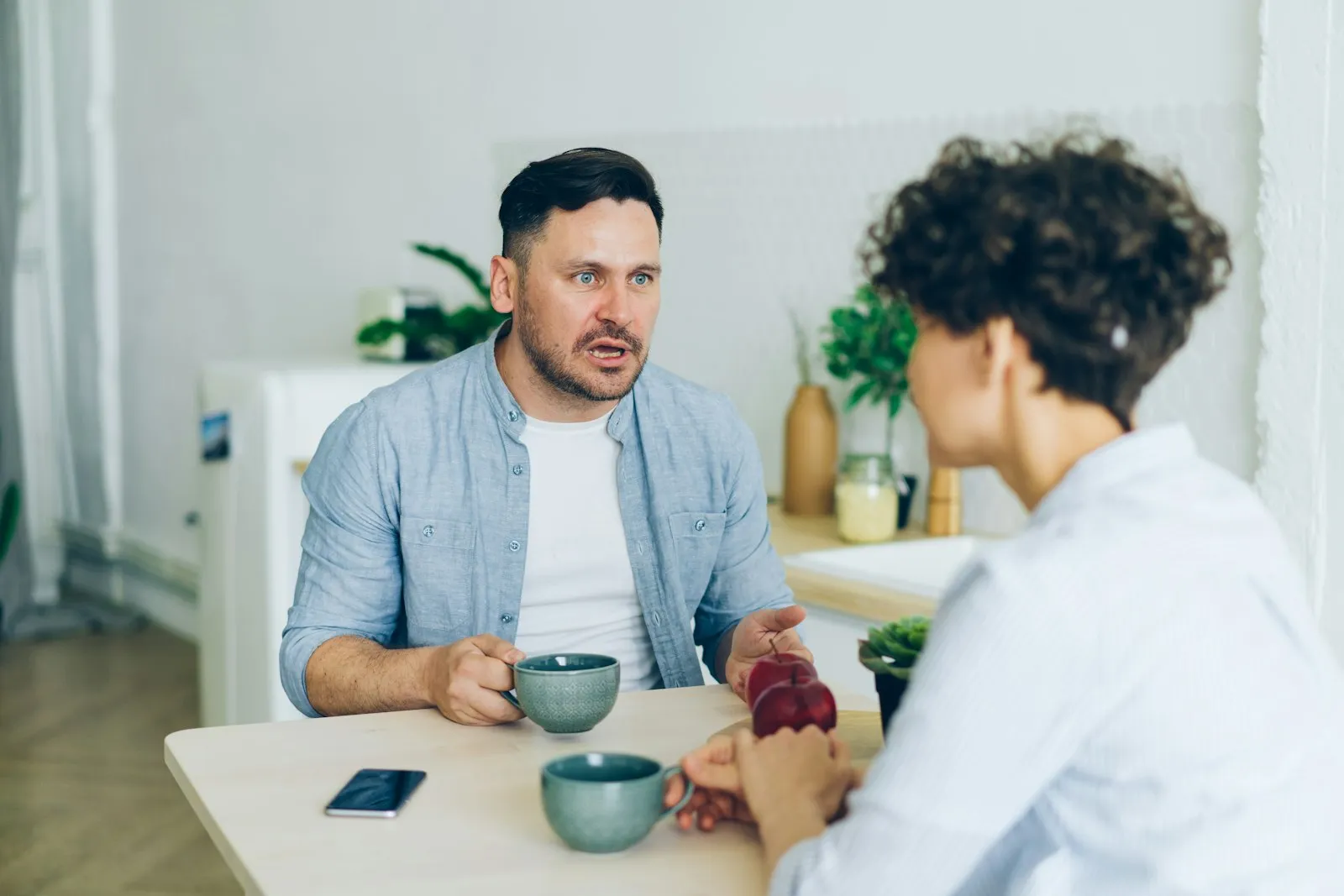 Dos personas conversando en una mesa