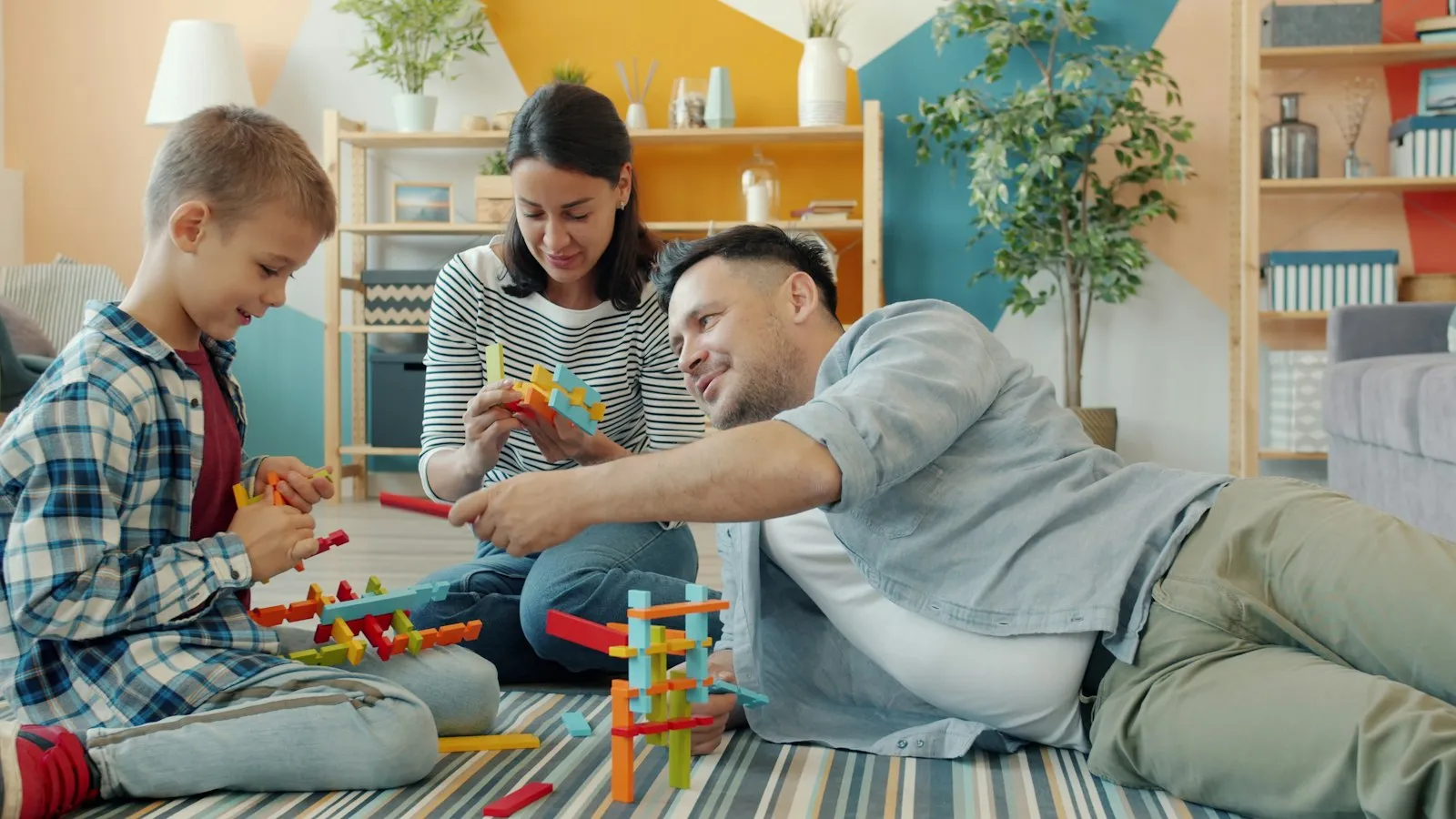 Padre jugando con sus hijos en la sala