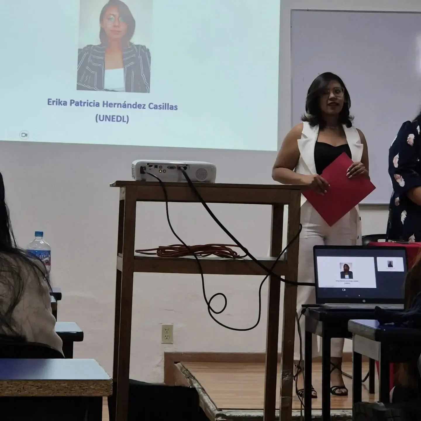 Erika Hernández presentando frente a un grupo