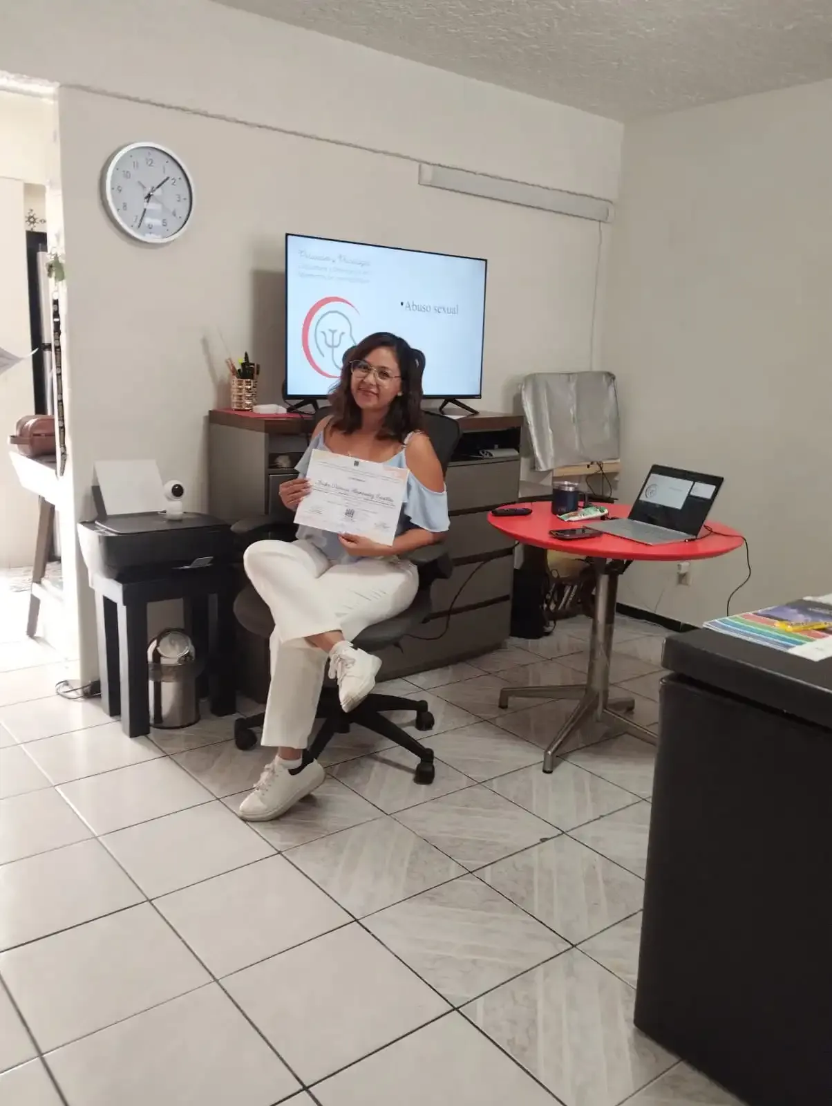 Erika Hernández en su consultorio en Guadalajara