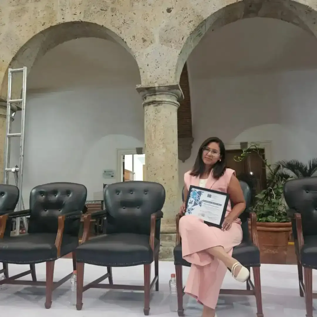 Erika Hernández recibiendo un reconocimiento del Colegio de Profesionales de la Psicología del Estado de Jalisco
