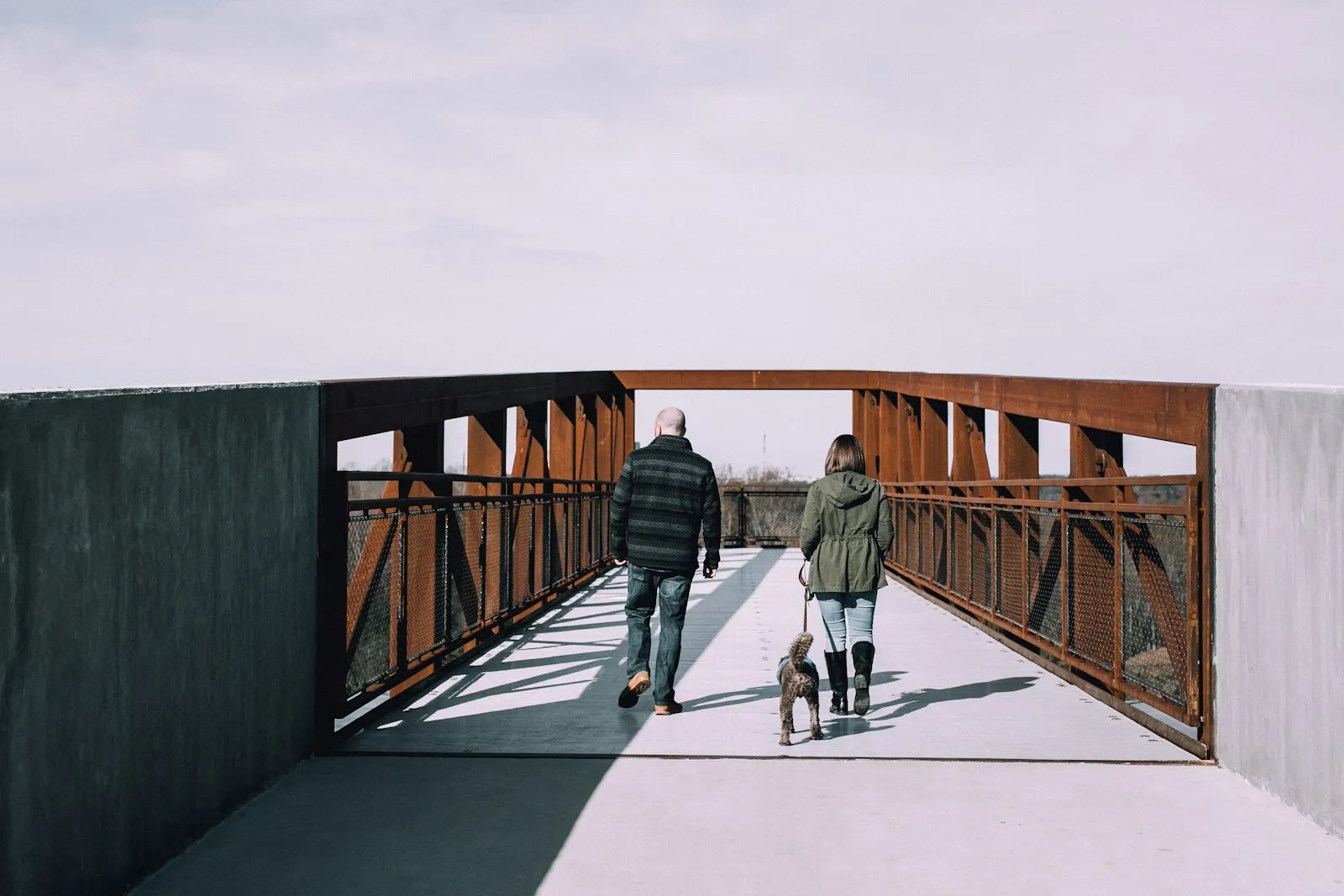 Personas cruzando un puente peatonal