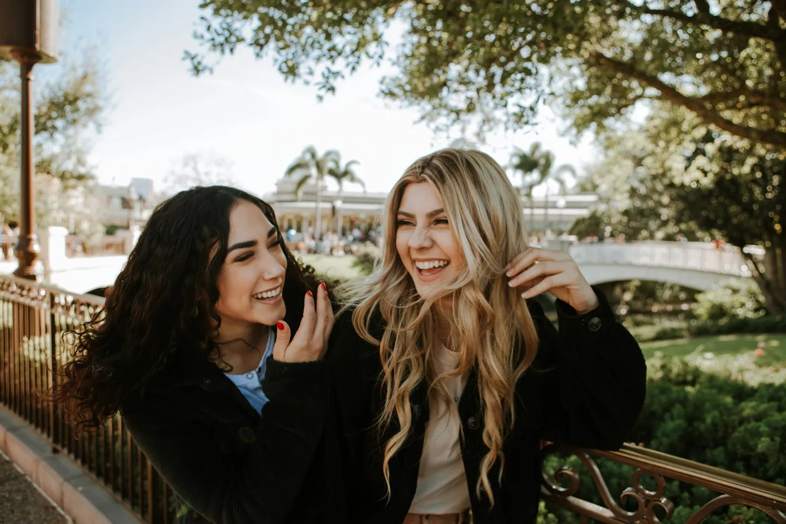Dos amigas riendo juntas