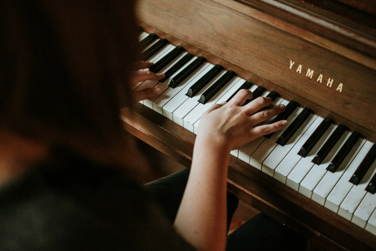 Mujer tocando el piano
