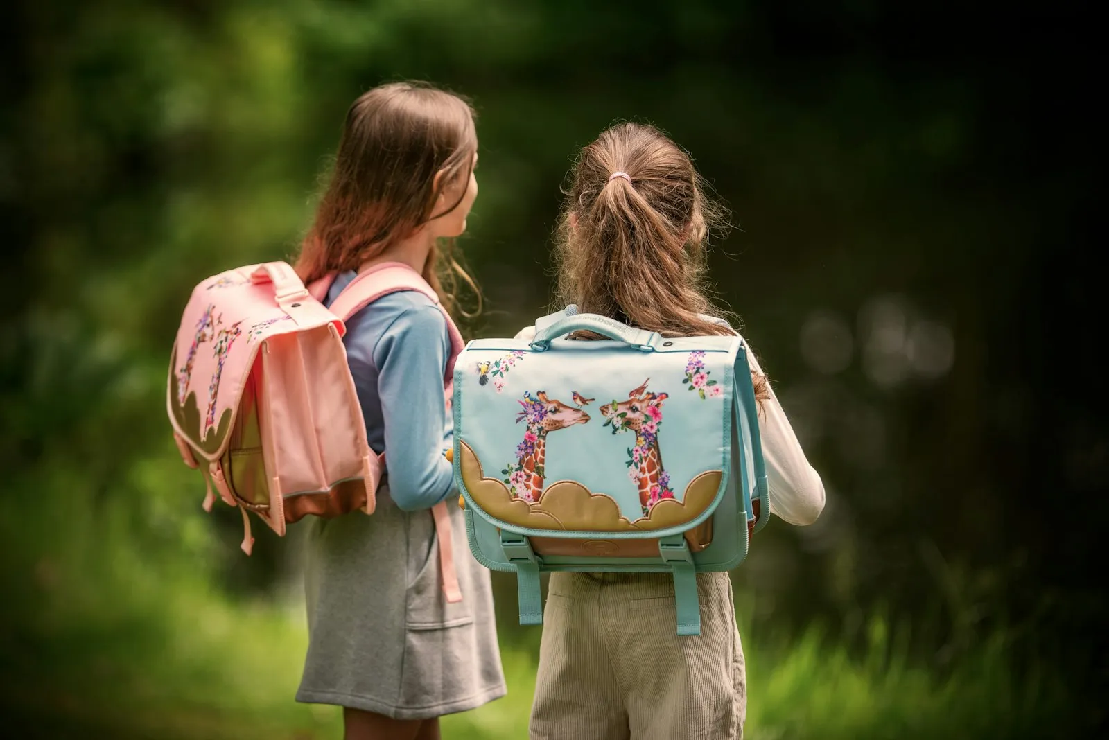 Dos niñas con mochilas