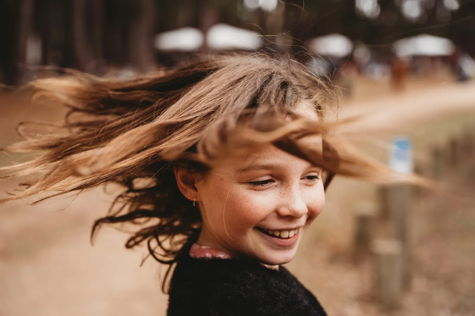 Niño sonriendo con el cabello en movimiento