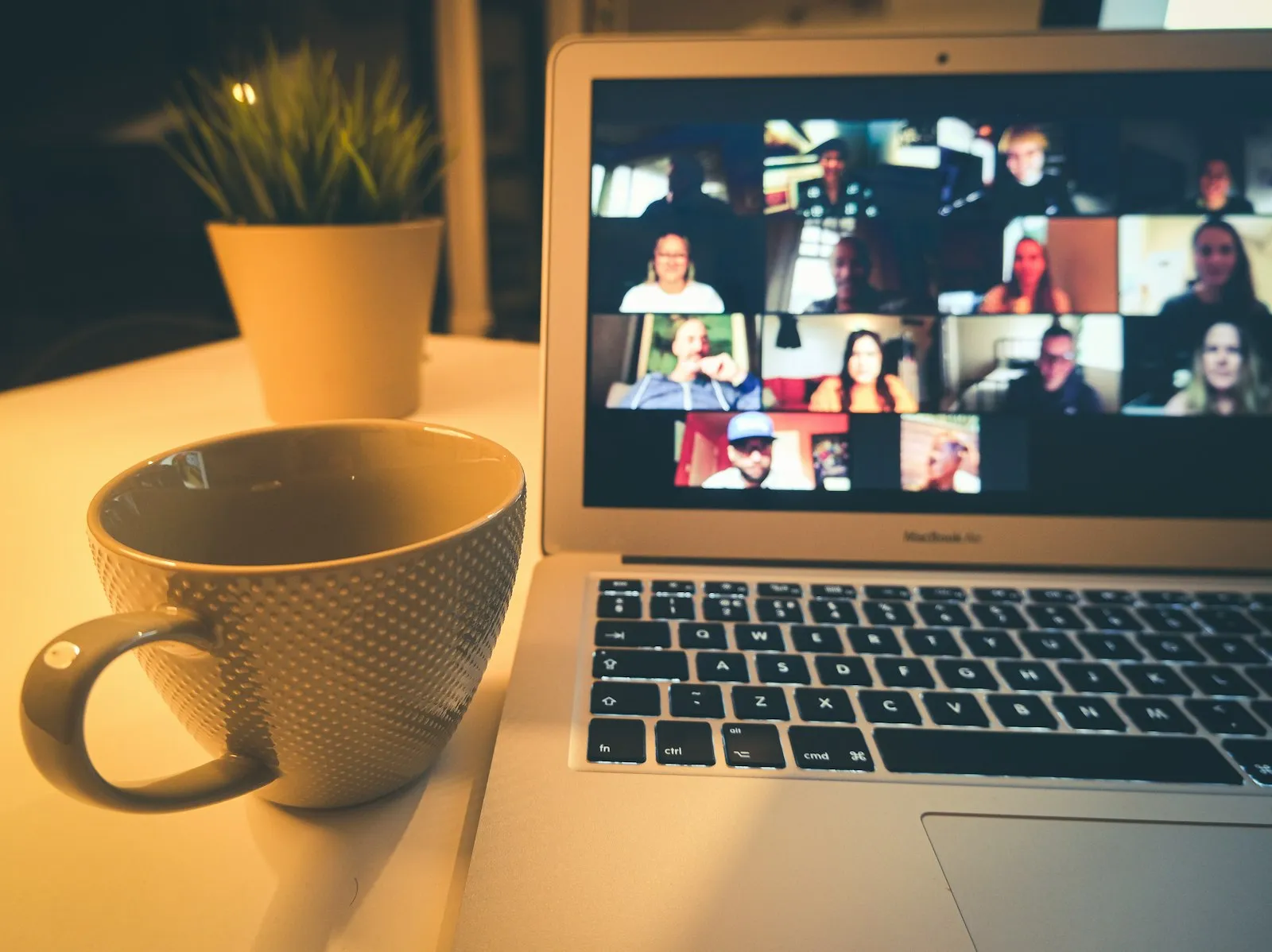 Laptop con una videollamada y una taza